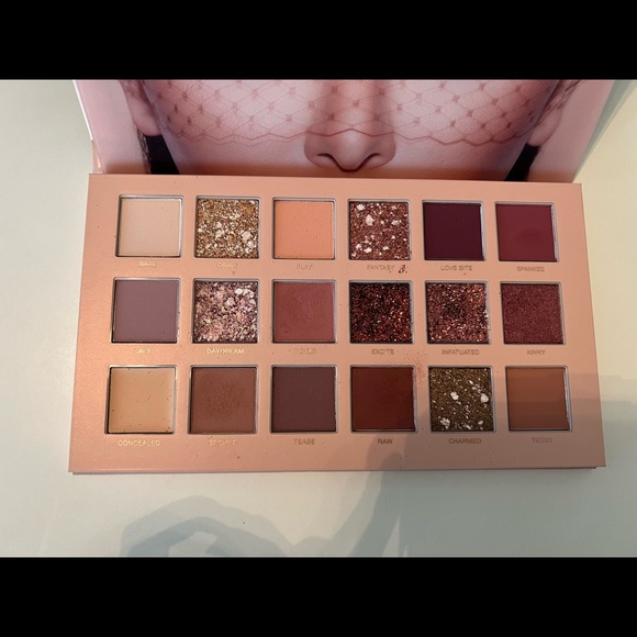 Huda beauty - New Nude Eyeshadow Palette - 18 colours - Picture 2 of 4